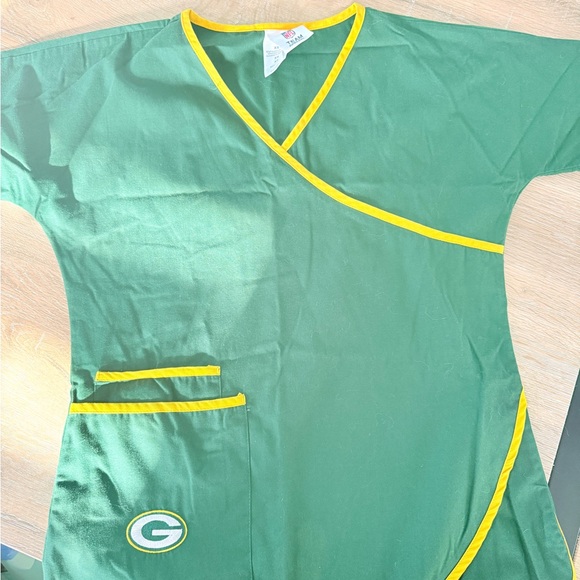 Green Bay Packers official NFL brand Scrub Top with Yellow Trim and Team Patch - Picture 3 of 6